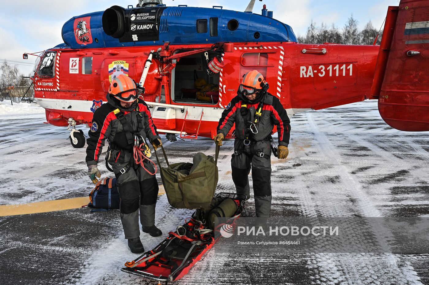 Тренировка спасателей с участием нового пожарного вертолета Ка-32А11ВС