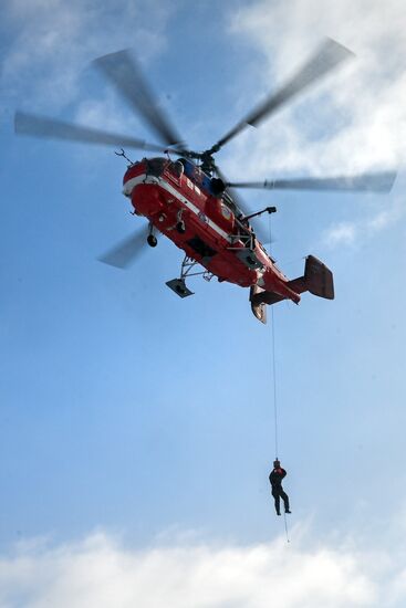 Тренировка спасателей с участием нового пожарного вертолета Ка-32А11ВС