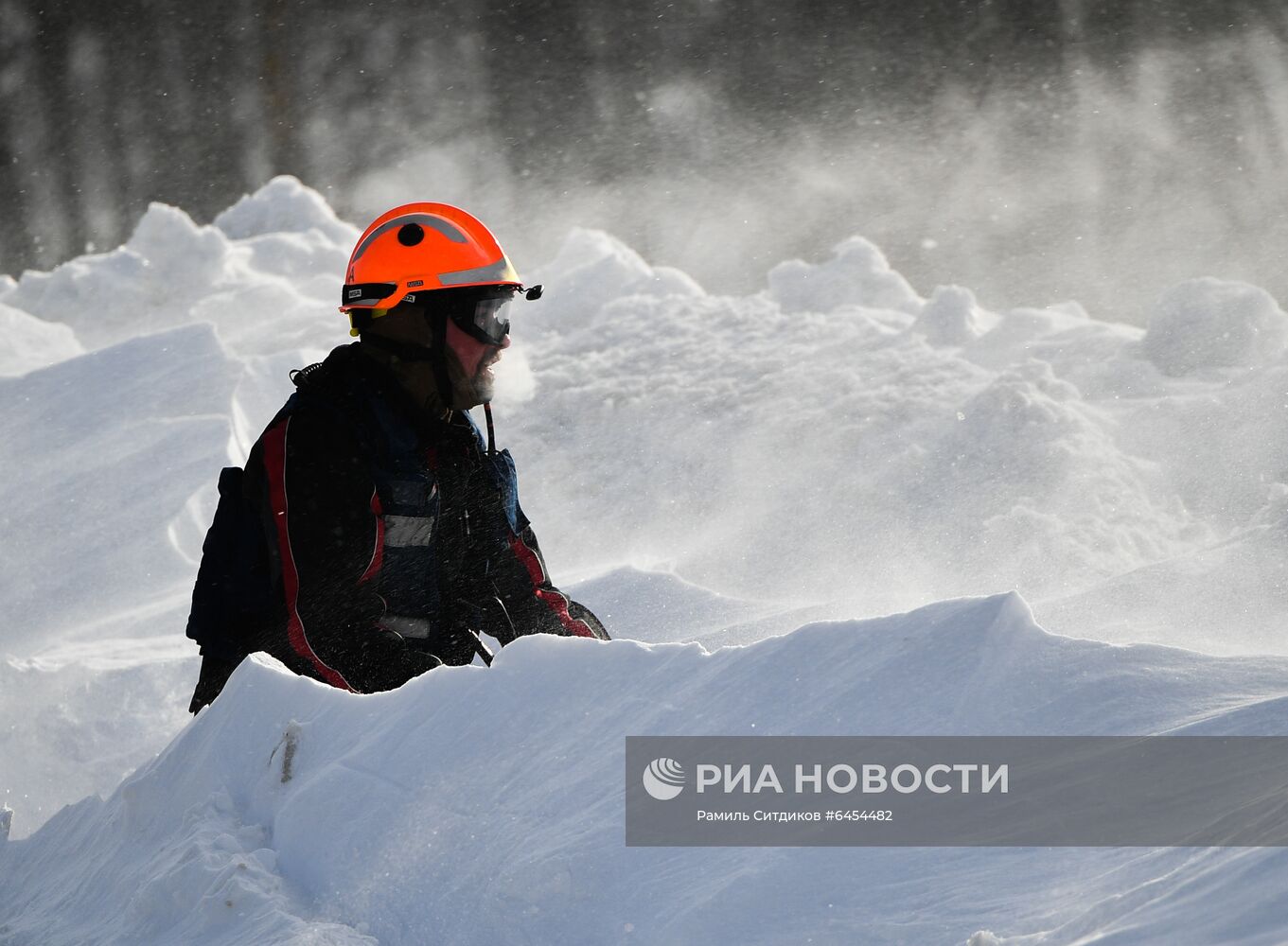 Тренировка спасателей с участием нового пожарного вертолета Ка-32А11ВС