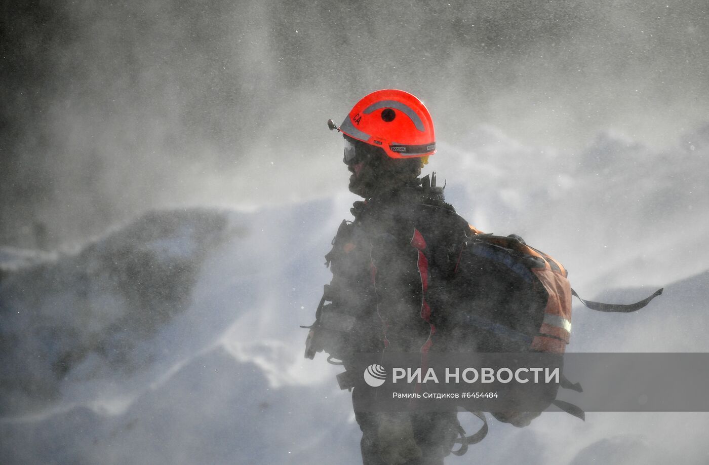 Тренировка спасателей с участием нового пожарного вертолета Ка-32А11ВС