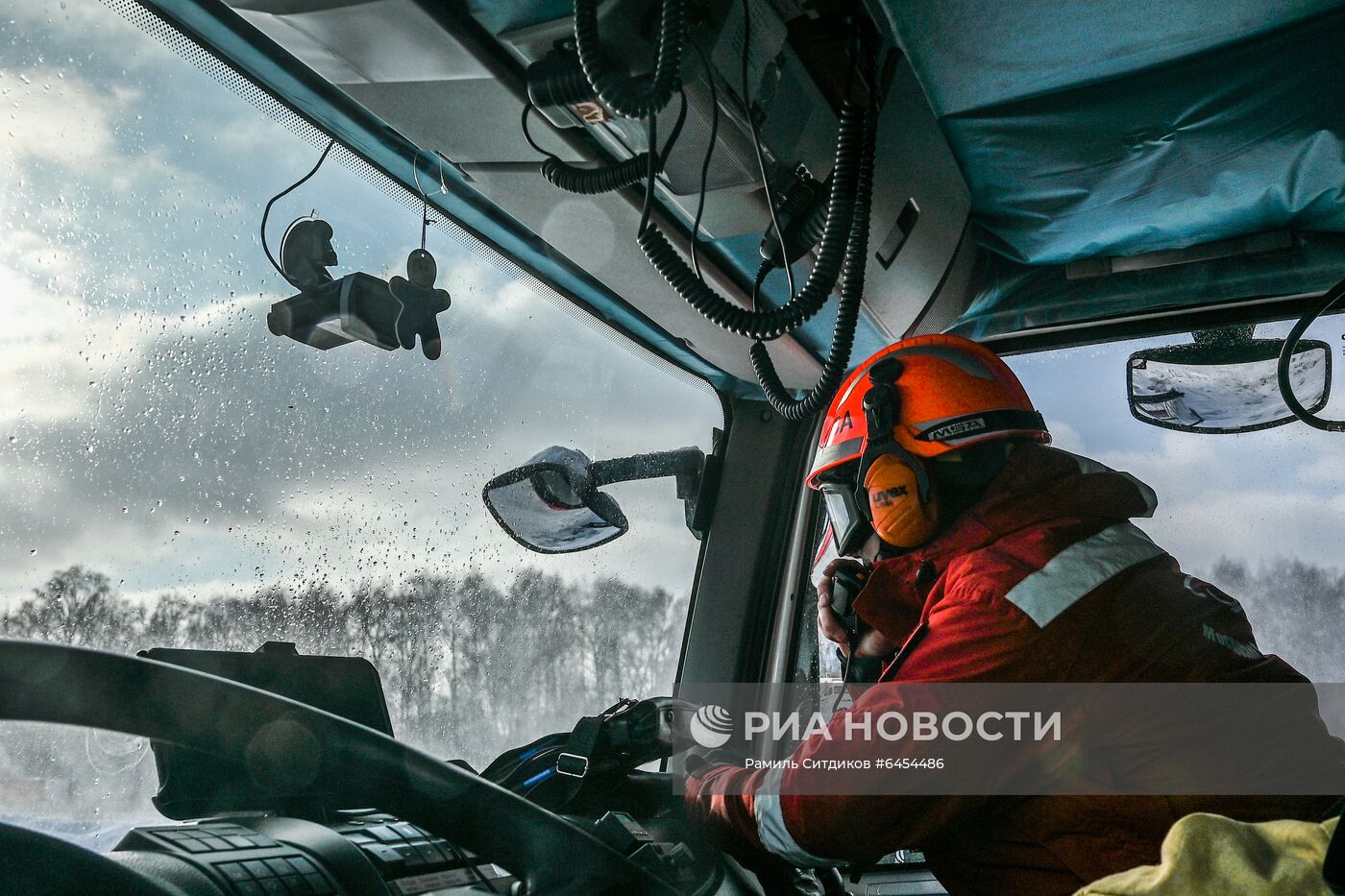 Тренировка спасателей с участием нового пожарного вертолета Ка-32А11ВС
