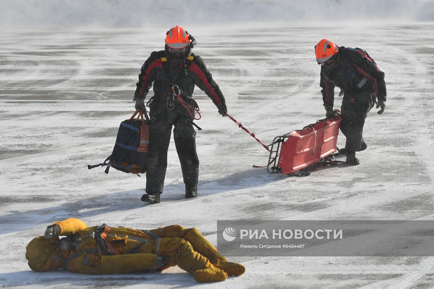 Тренировка спасателей с участием нового пожарного вертолета Ка-32А11ВС