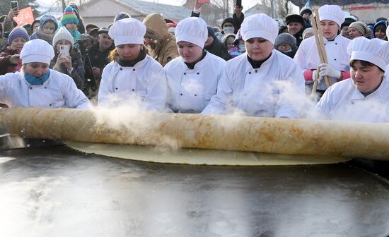 Приготовление гигантского блина в Татарстане Приготовление гигантского блина в Татарстане