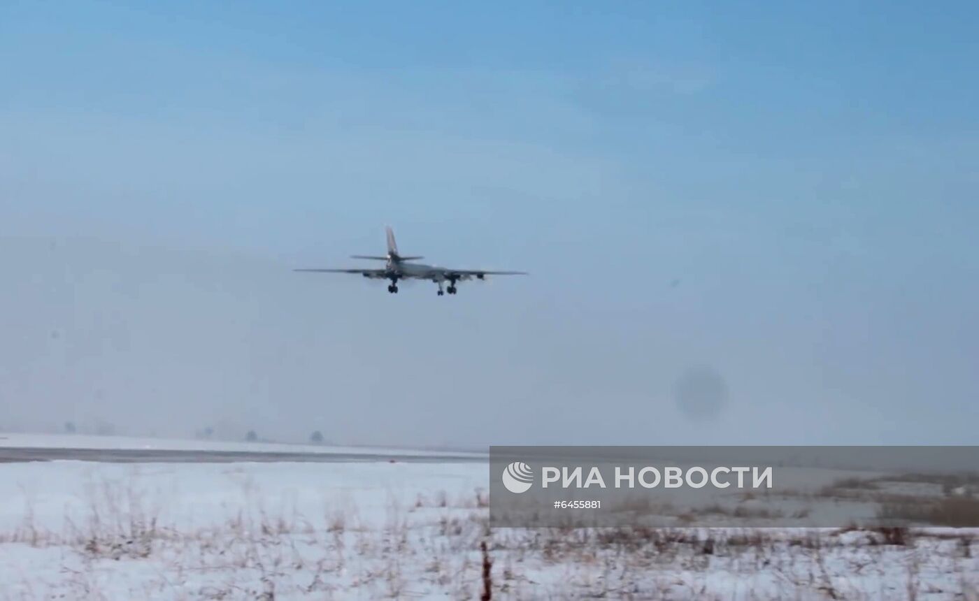 Полет стратегического бомбардировщика-ракетоносца Ту-95МС в Амурской области