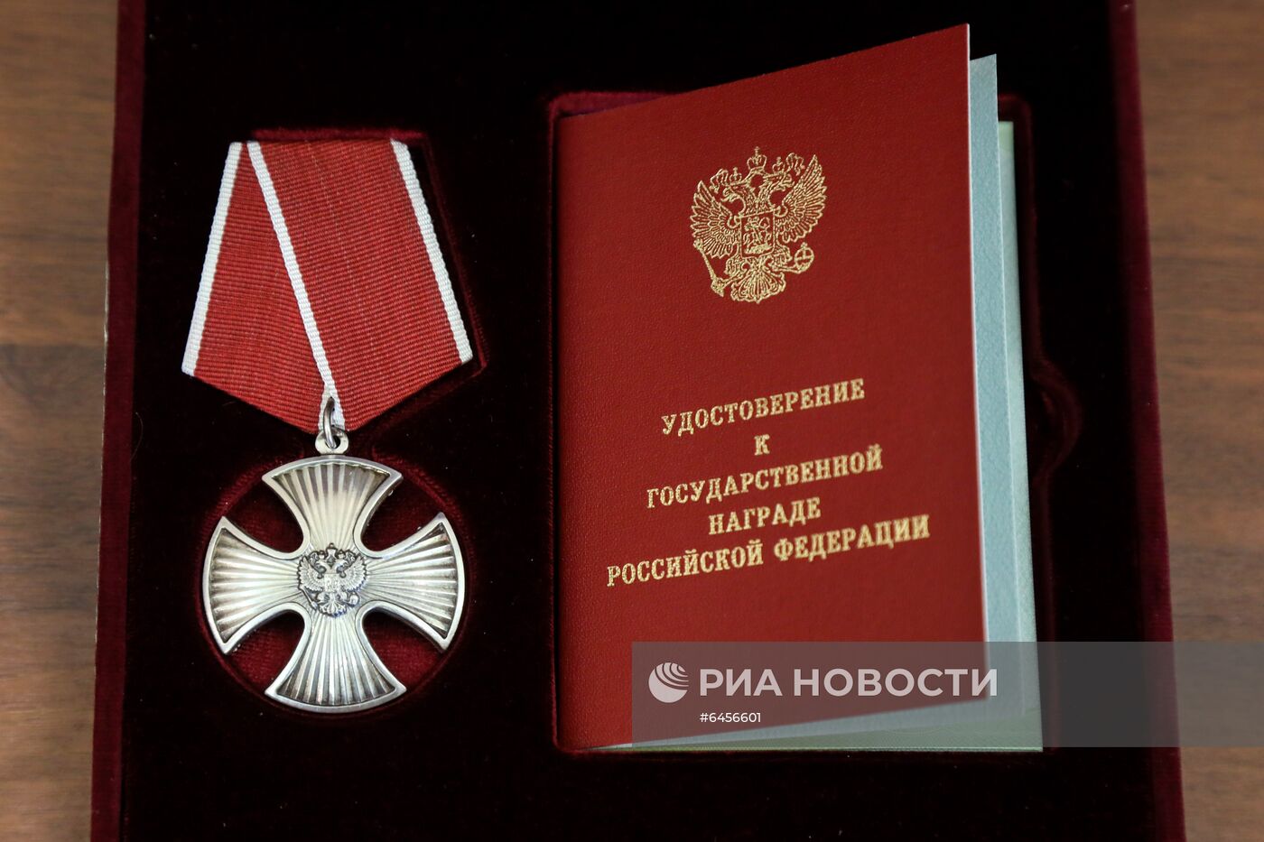 Вручение орденов Мужества родственникам погибших пожарных в Красноярске