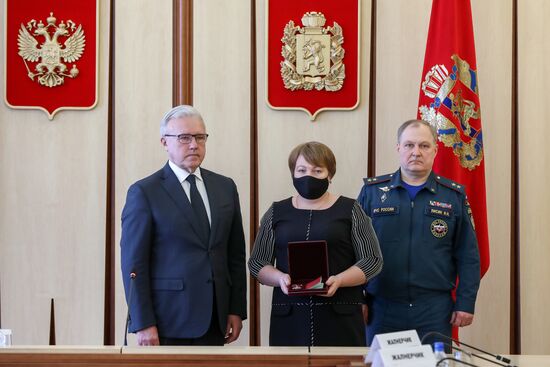 Вручение орденов Мужества родственникам погибших пожарных в Красноярске