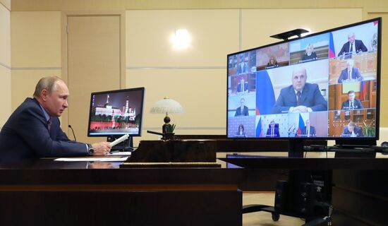 Президент РФ В. Путин провел совещание с членами правительства РФ