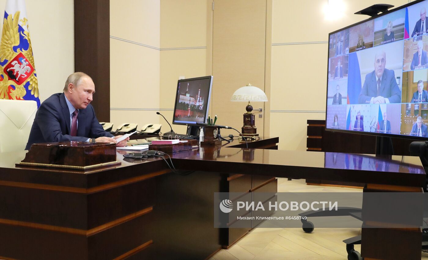 Президент РФ В. Путин провел совещание с членами правительства РФ