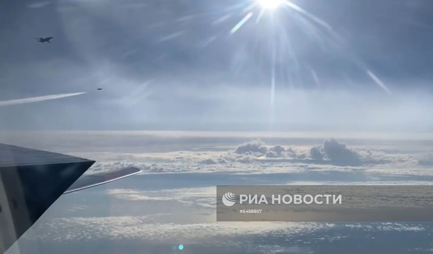 Два бомбардировщика Ту-22М3 ВКС России совершили полет над Черным морем