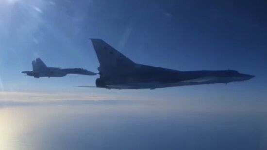 Два бомбардировщика Ту-22М3 ВКС России совершили полет над Черным морем