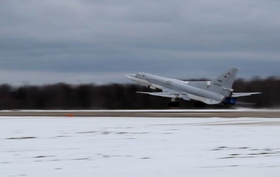 Два бомбардировщика Ту-22М3 ВКС России совершили полет над Черным морем