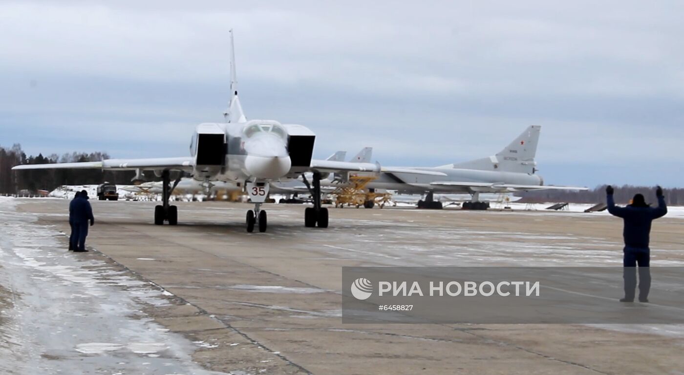 Два бомбардировщика Ту-22М3 ВКС России совершили полет над Черным морем