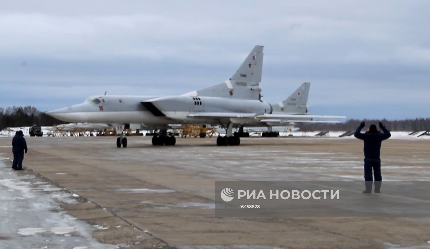 Два бомбардировщика Ту-22М3 ВКС России совершили полет над Черным морем