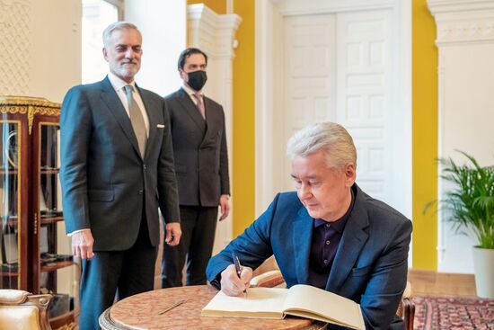 Мэр Москвы С. Собянин осмотрел итоги реставрации здания посольства Бразилии в Москве