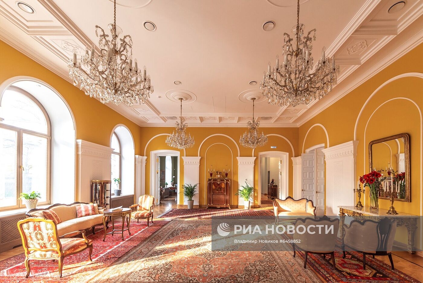 Мэр Москвы С. Собянин осмотрел итоги реставрации здания посольства Бразилии в Москве