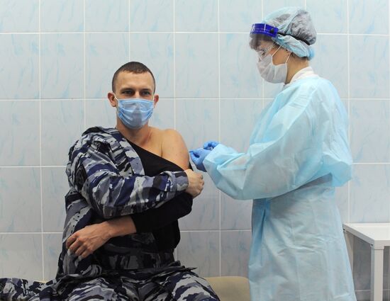 Вакцинация от коронавируса сотрудников ОМОН в Тамбове
