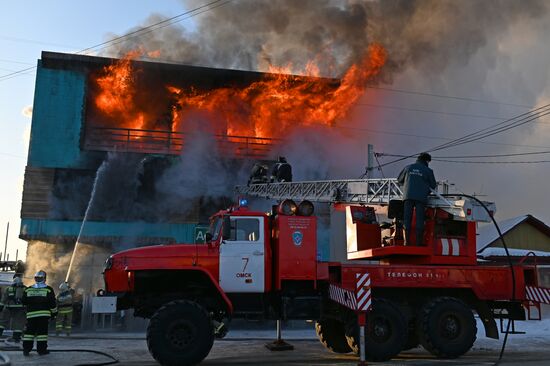 Пожар в здании сервисного обслуживания оборудования в Омске