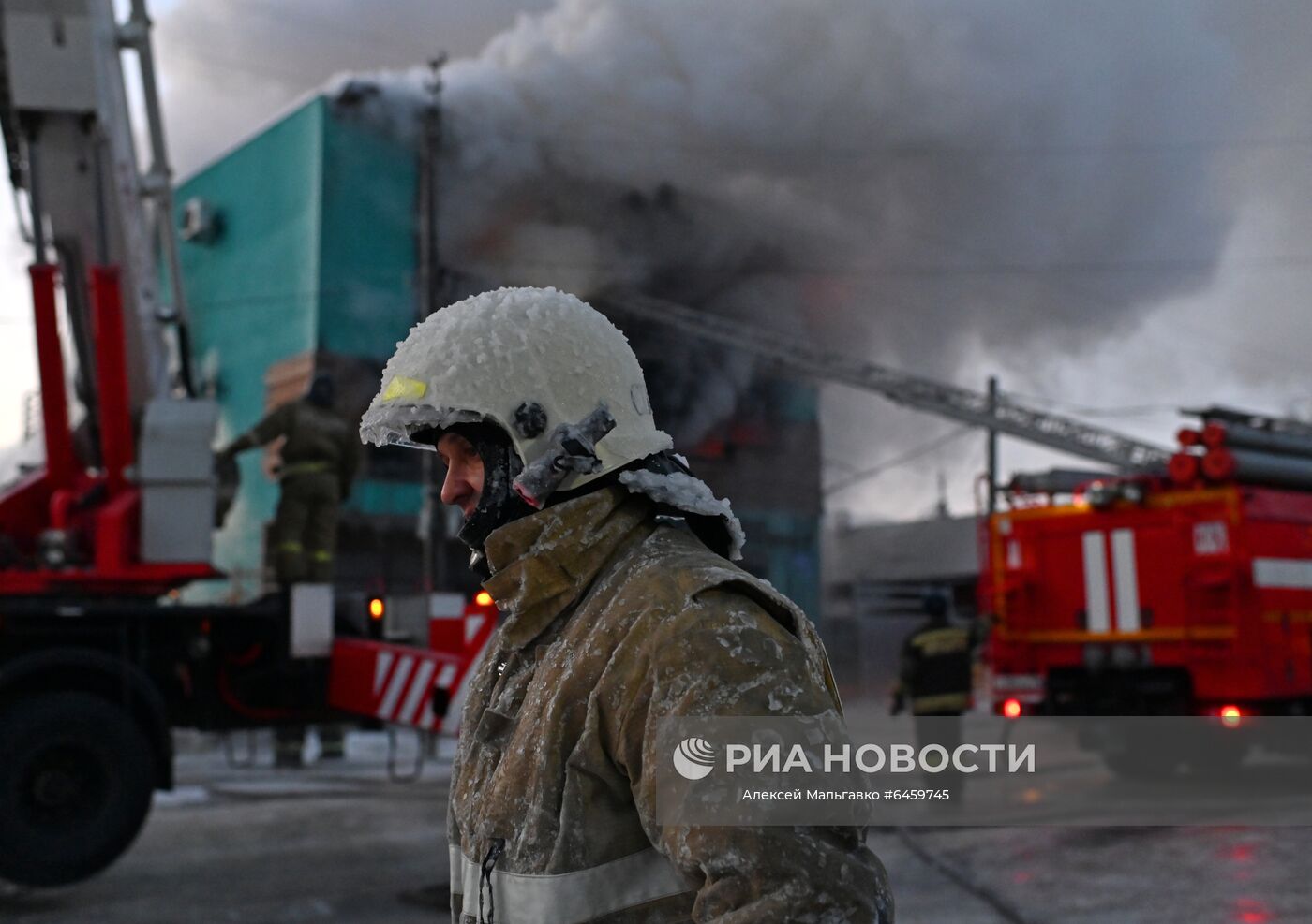 Сотрудники МЧС России во время тушения пожара в здании торгово-сервисной компании в Омске. Площадь возгорания составила около 600 квадратных метров. В тушении пожара в трехэтажном здании сервиса и ремонта оборудования задействовано более 100 пожарных и около 30 единиц техники. Место: Россия, Омск. Автор: Алексей Мальгавко/РИА Новости. Пожар в здании сервисного обслуживания оборудования в Омске