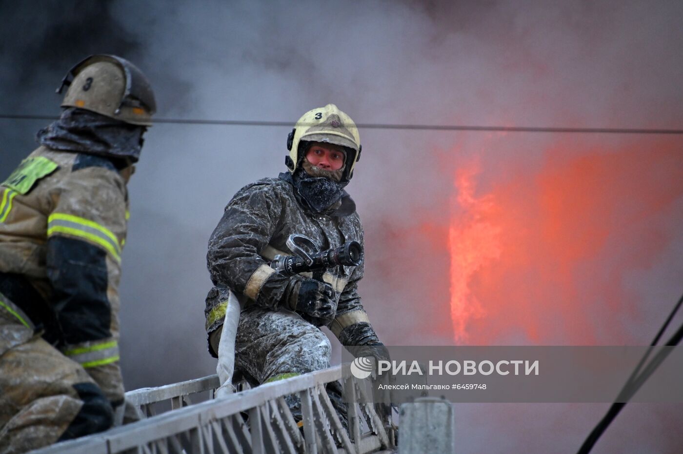 Пожар в здании сервисного обслуживания оборудования в Омске