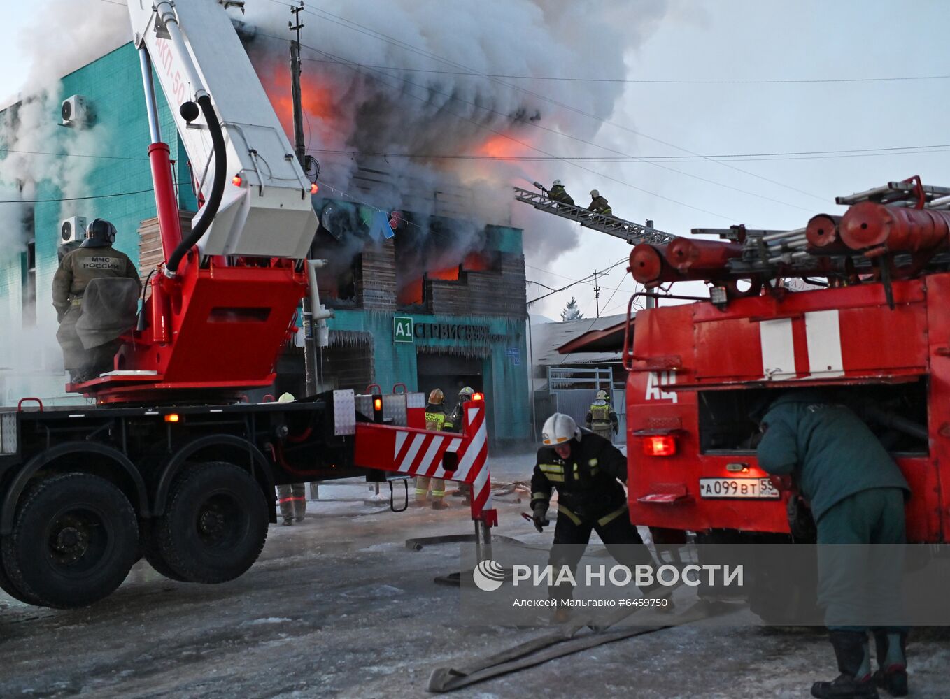 Пожар в здании сервисного обслуживания оборудования в Омске