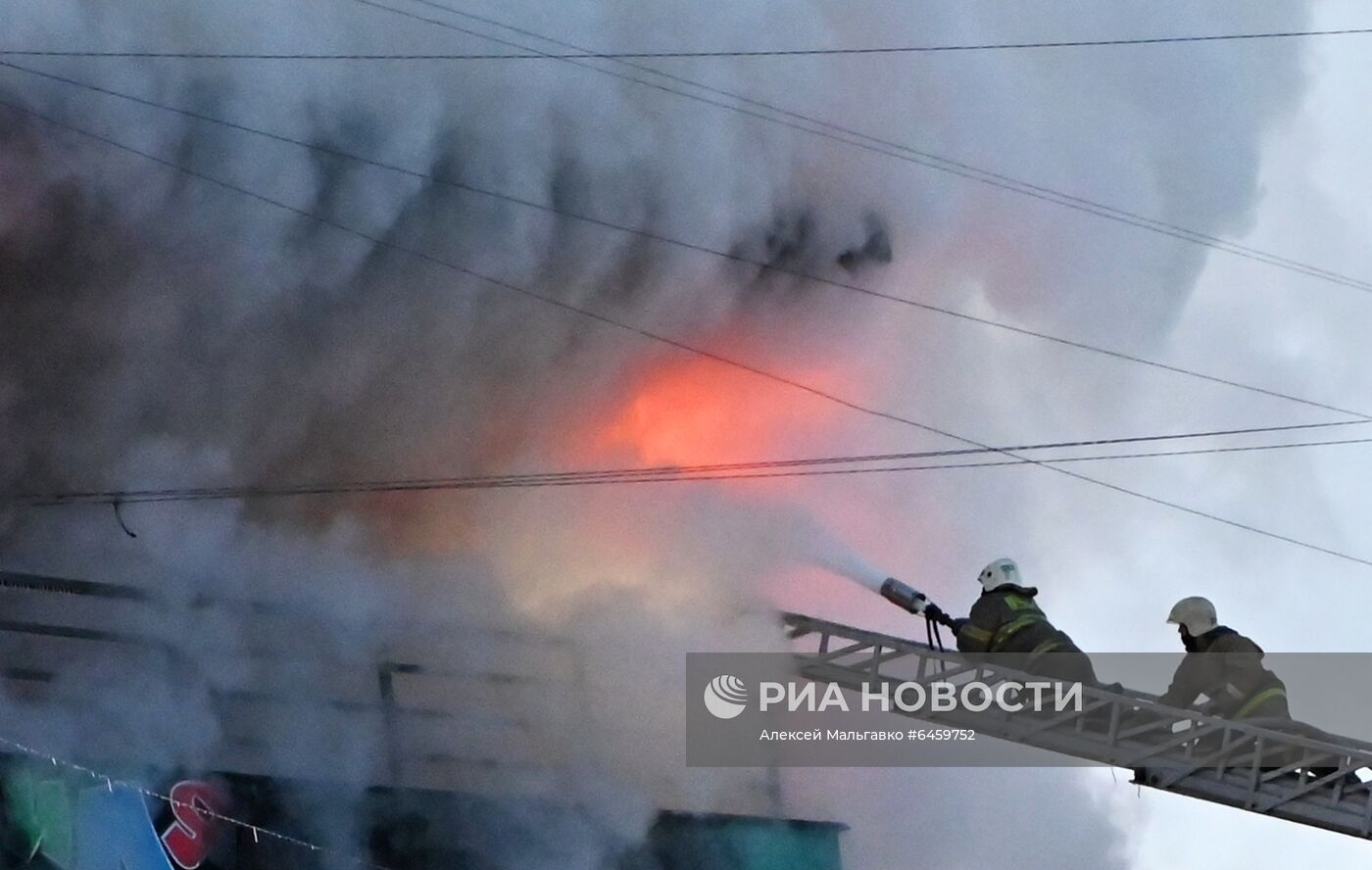 Пожар в здании сервисного обслуживания оборудования в Омске