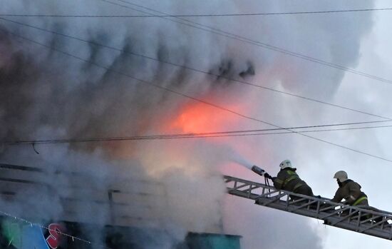 Пожар в здании сервисного обслуживания оборудования в Омске