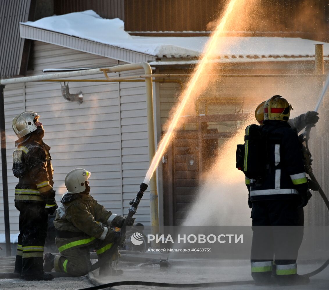 Пожар в здании сервисного обслуживания оборудования в Омске