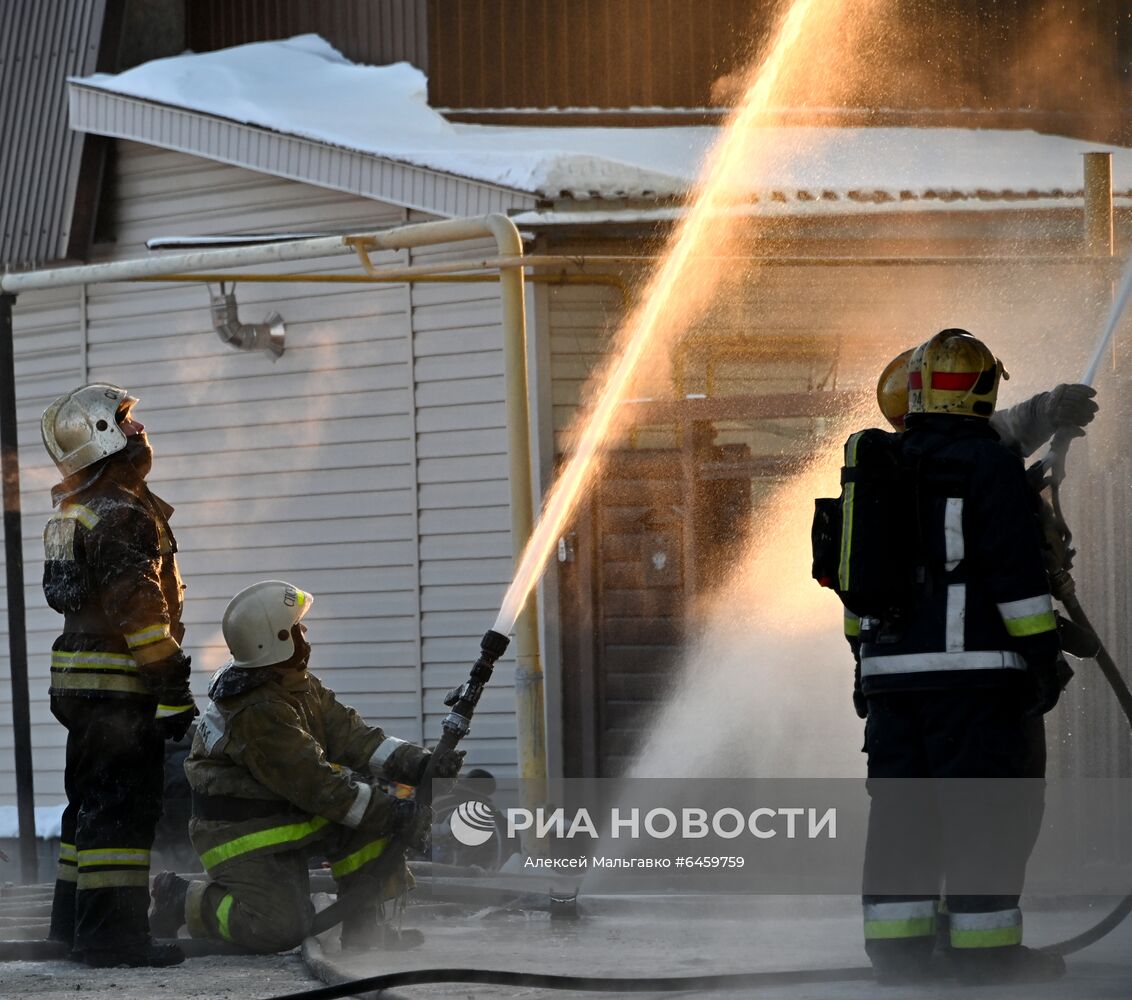 Сотрудники МЧС России во время тушения пожара в здании торгово-сервисной компании в Омске. Площадь возгорания составила около 600 квадратных метров. В тушении пожара в трехэтажном здании сервиса и ремонта оборудования задействовано более 100 пожарных и около 30 единиц техники. Место: Россия, Омск. Автор: Алексей Мальгавко/РИА Новости. Пожар в здании сервисного обслуживания оборудования в Омске