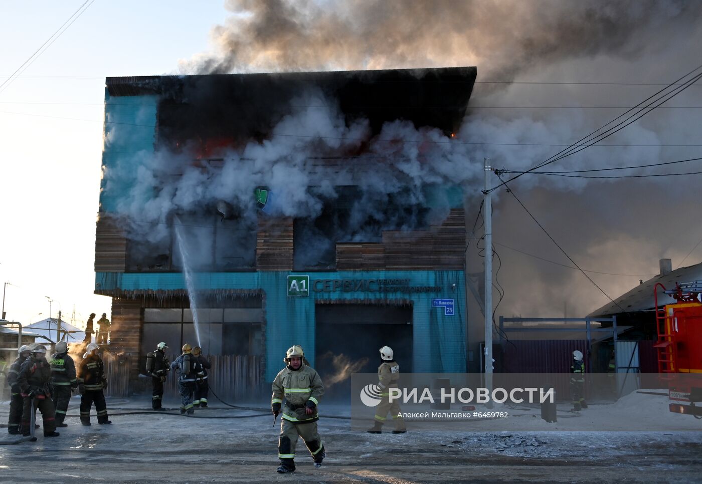 Сотрудники МЧС России во время тушения пожара в здании торгово-сервисной компании в Омске. Площадь возгорания составила около 600 квадратных метров. В тушении пожара в трехэтажном здании сервиса и ремонта оборудования задействовано более 100 пожарных и около 30 единиц техники. Место: Россия, Омск. Автор: Алексей Мальгавко/РИА Новости. Пожар в здании сервисного обслуживания оборудования в Омске