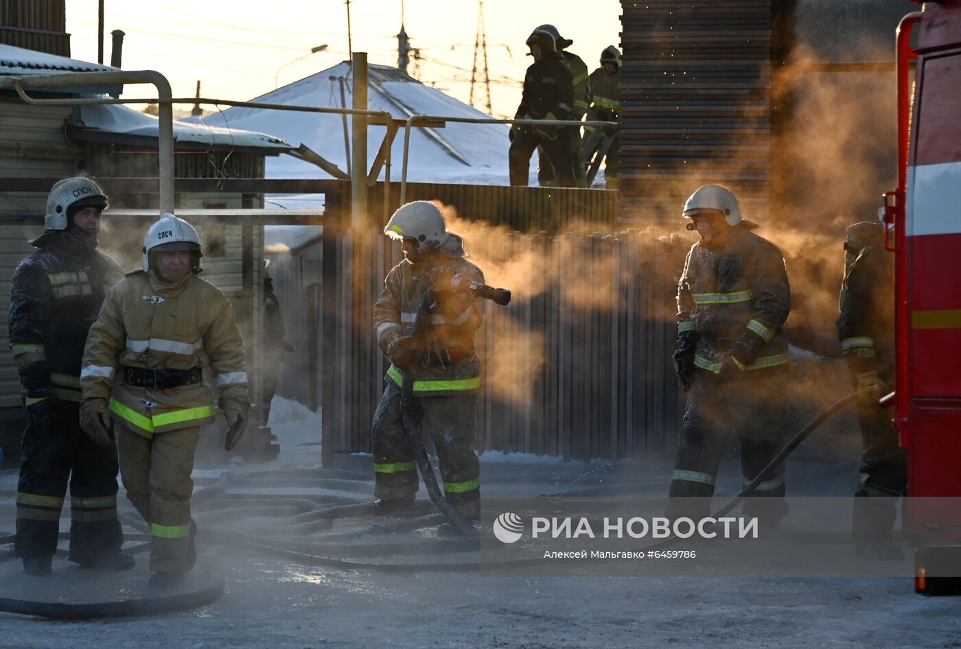 Сотрудники МЧС России во время тушения пожара в здании торгово-сервисной компании в Омске. Площадь возгорания составила около 600 квадратных метров. В тушении пожара в трехэтажном здании сервиса и ремонта оборудования задействовано более 100 пожарных и около 30 единиц техники. Место: Россия, Омск. Автор: Алексей Мальгавко/РИА Новости. Пожар в здании сервисного обслуживания оборудования в Омске