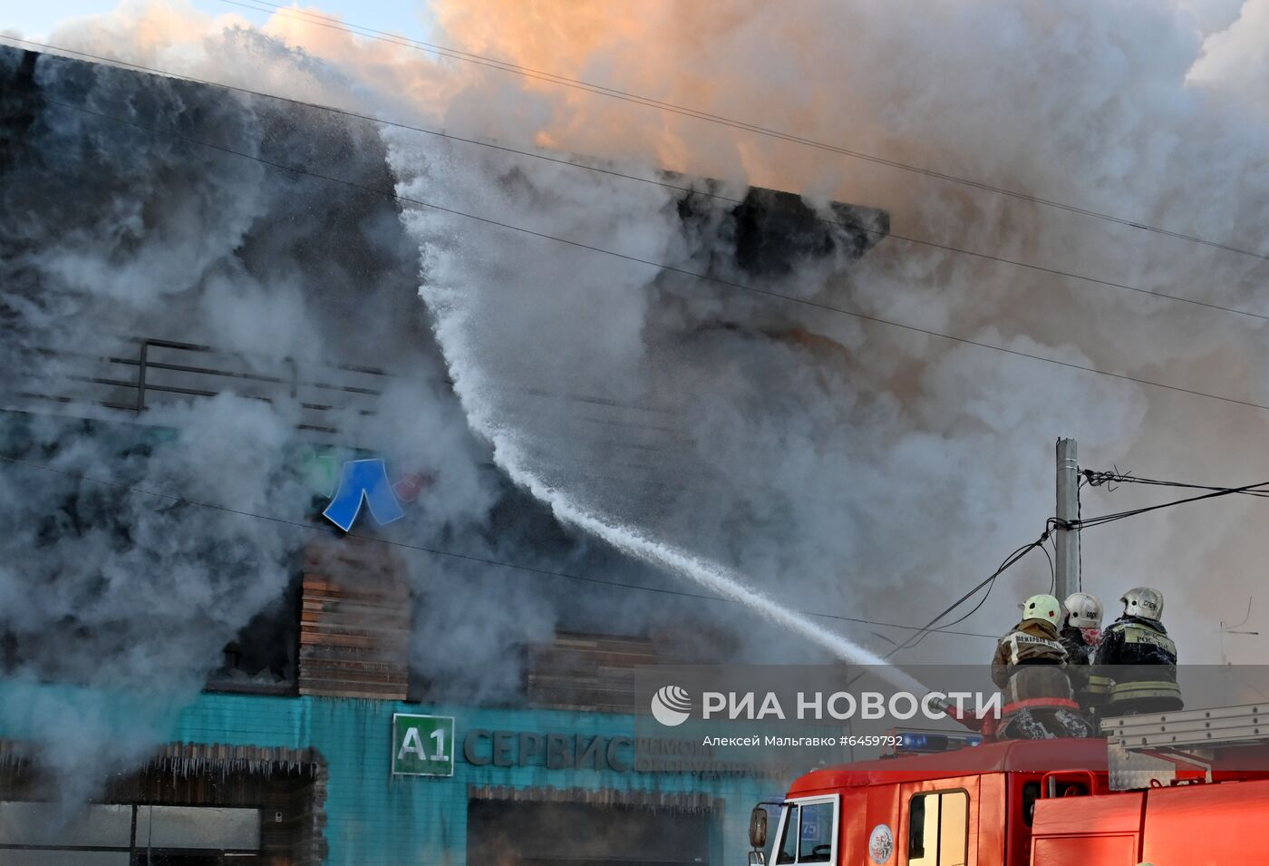 Пожар в здании сервисного обслуживания оборудования в Омске