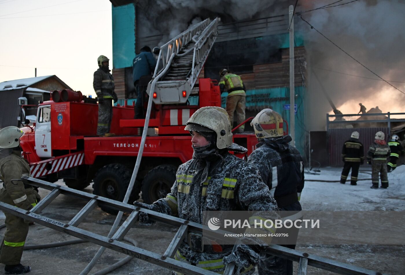 Пожар в здании сервисного обслуживания оборудования в Омске