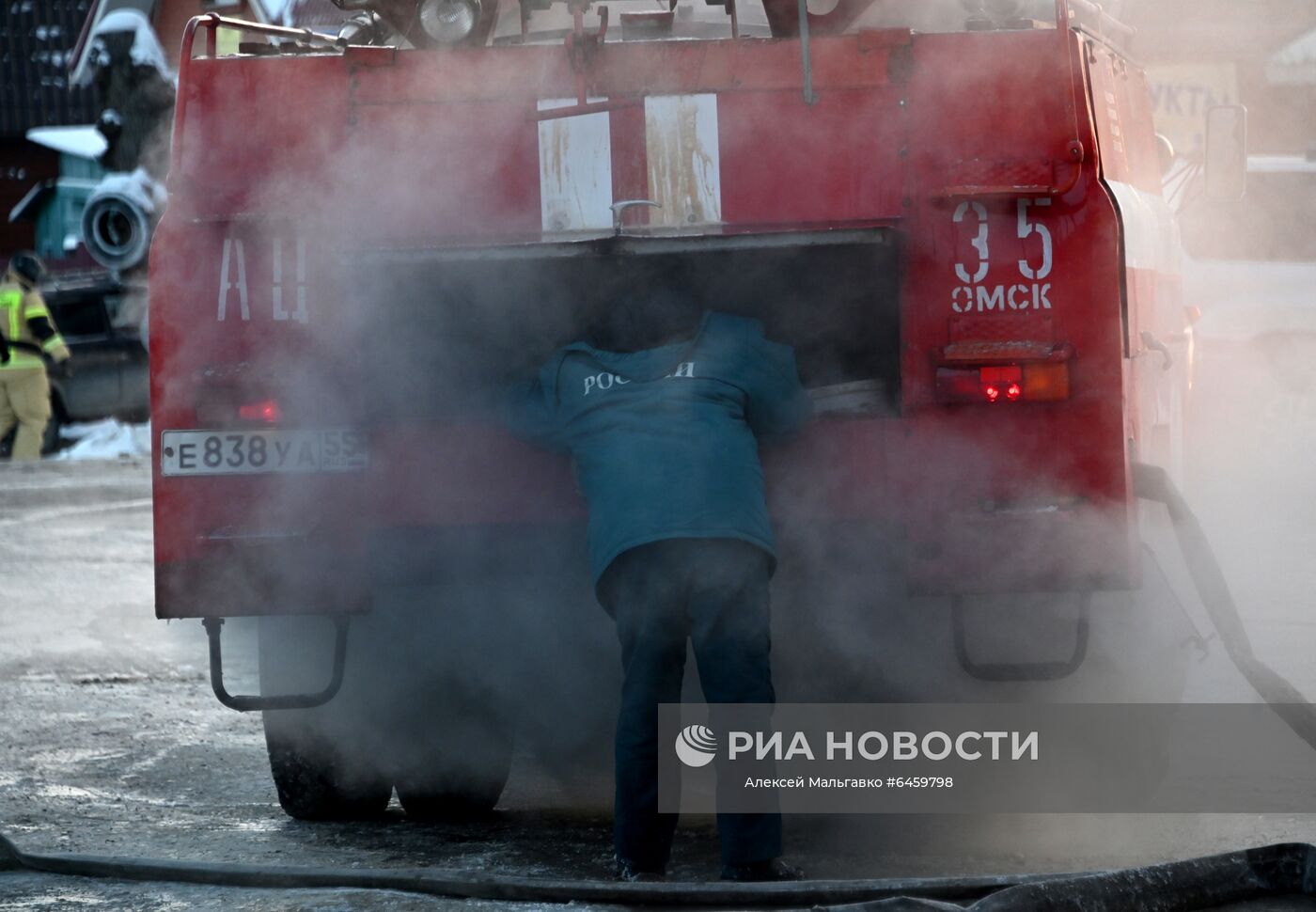 Сотрудник МЧС России во время тушения пожара в здании торгово-сервисной компании в Омске. Площадь возгорания составила около 600 квадратных метров. В тушении пожара в трехэтажном здании сервиса и ремонта оборудования задействовано более 100 пожарных и около 30 единиц техники. Место: Россия, Омск. Автор: Алексей Мальгавко/РИА Новости. Пожар в здании сервисного обслуживания оборудования в Омске