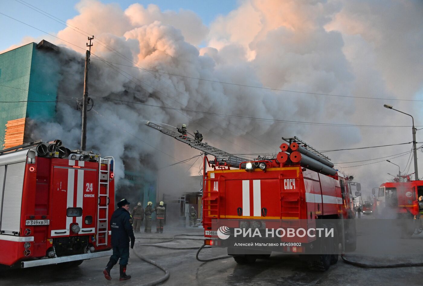 Пожар в здании сервисного обслуживания оборудования в Омске