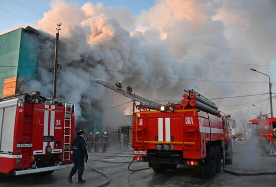 Пожар в здании сервисного обслуживания оборудования в Омске