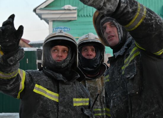 Пожар в здании сервисного обслуживания оборудования в Омске