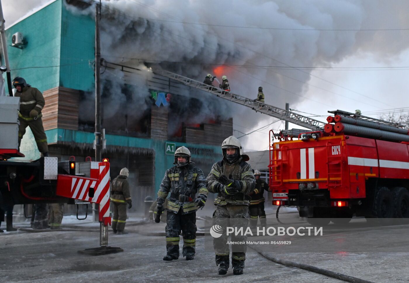 Пожар в здании сервисного обслуживания оборудования в Омске