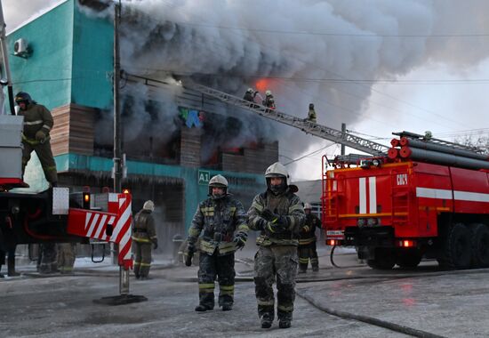 Пожар в здании сервисного обслуживания оборудования в Омске