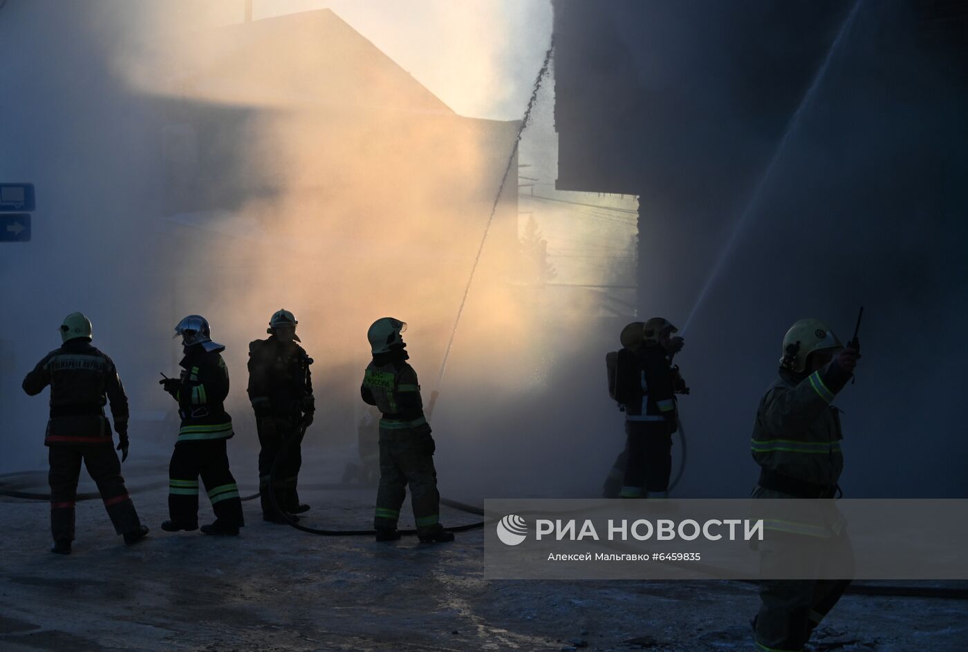 Сотрудники МЧС России во время тушения пожара в здании торгово-сервисной компании в Омске. Площадь возгорания составила около 600 квадратных метров. В тушении пожара в трехэтажном здании сервиса и ремонта оборудования задействовано более 100 пожарных и около 30 единиц техники. Место: Россия, Омск. Автор: Алексей Мальгавко/РИА Новости. Пожар в здании сервисного обслуживания оборудования в Омске
