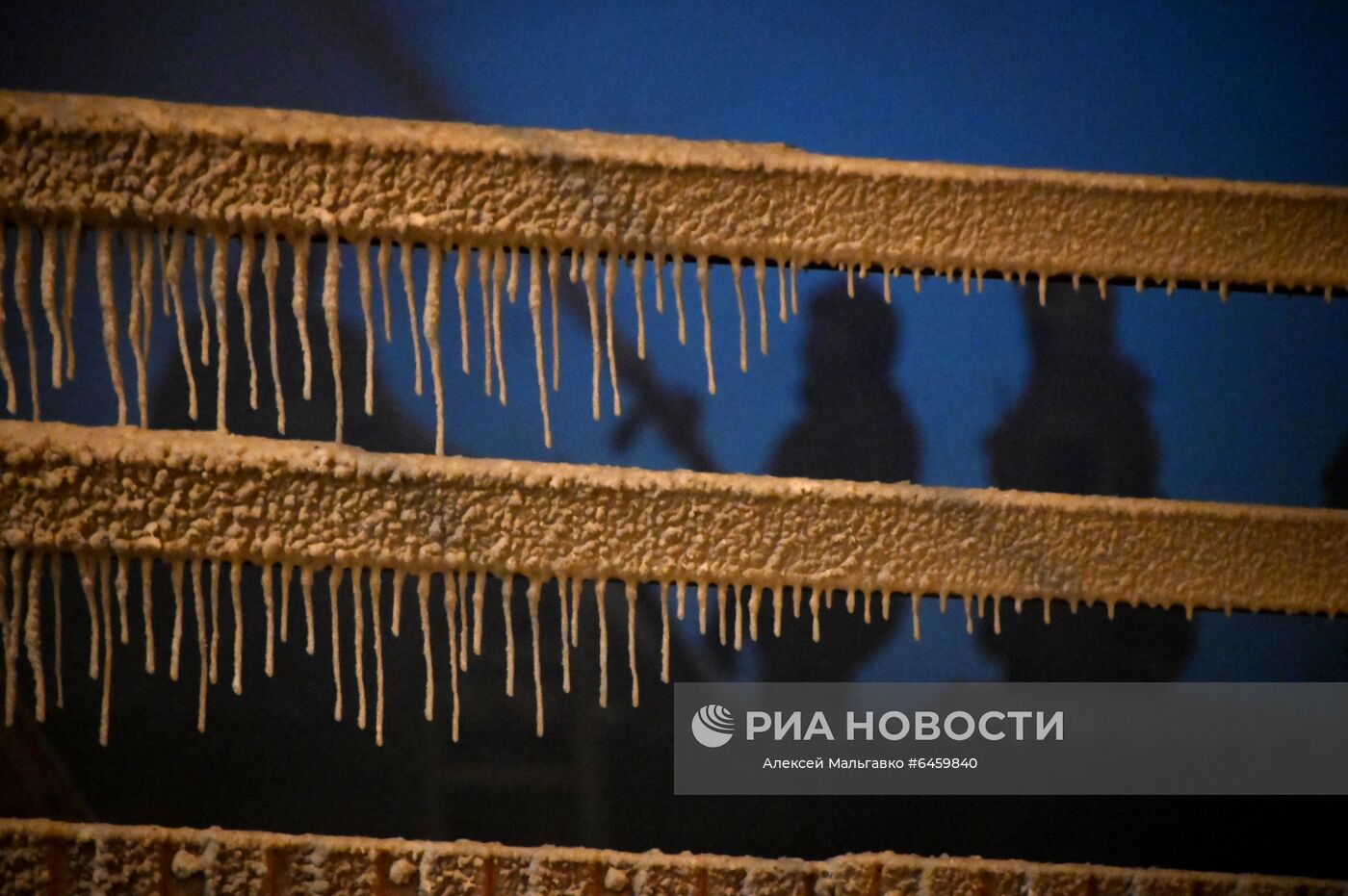 Сотрудники МЧС России во время тушения пожара в здании торгово-сервисной компании в Омске. Площадь возгорания составила около 600 квадратных метров. В тушении пожара в трехэтажном здании сервиса и ремонта оборудования задействовано более 100 пожарных и около 30 единиц техники. Место: Россия, Омск. Автор: Алексей Мальгавко/РИА Новости. Пожар в здании сервисного обслуживания оборудования в Омске