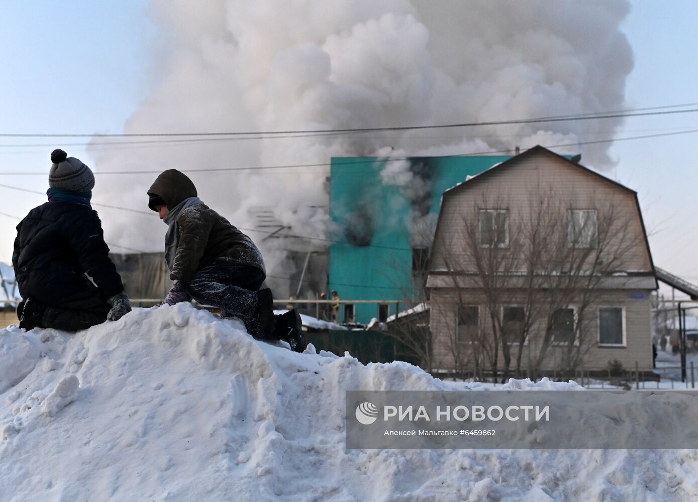 Пожар в здании сервисного обслуживания оборудования в Омске