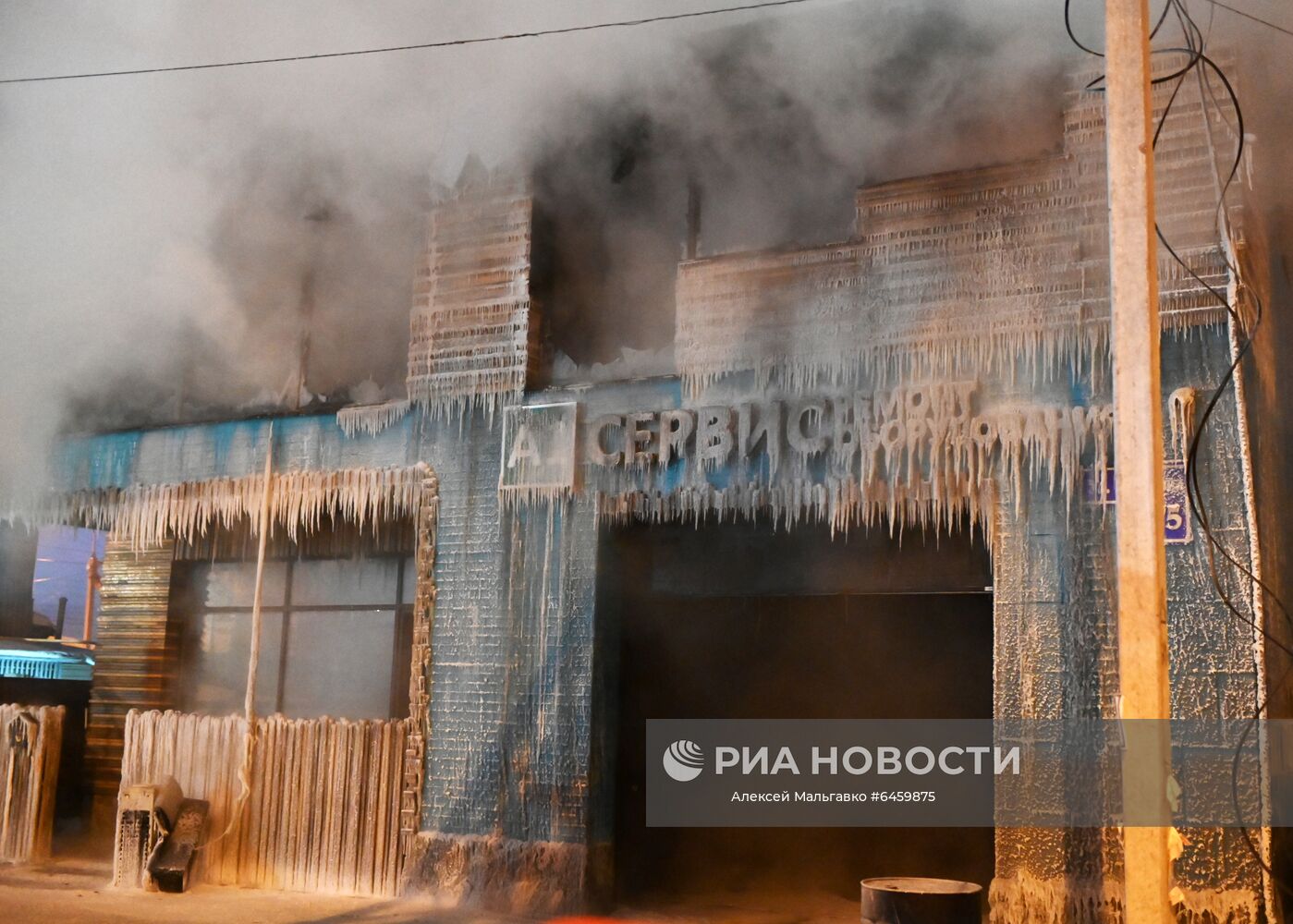 Пожарная пена на здании торгово-сервисной компании в Омске, в котором произошло возгорание. Площадь возгорания составила около 600 квадратных метров. В тушении пожара в трехэтажном здании сервиса и ремонта оборудования задействовано более 100 пожарных и около 30 единиц техники. Место: Россия, Омск. Автор: Алексей Мальгавко/РИА Новости. Пожар в здании сервисного обслуживания оборудования в Омске