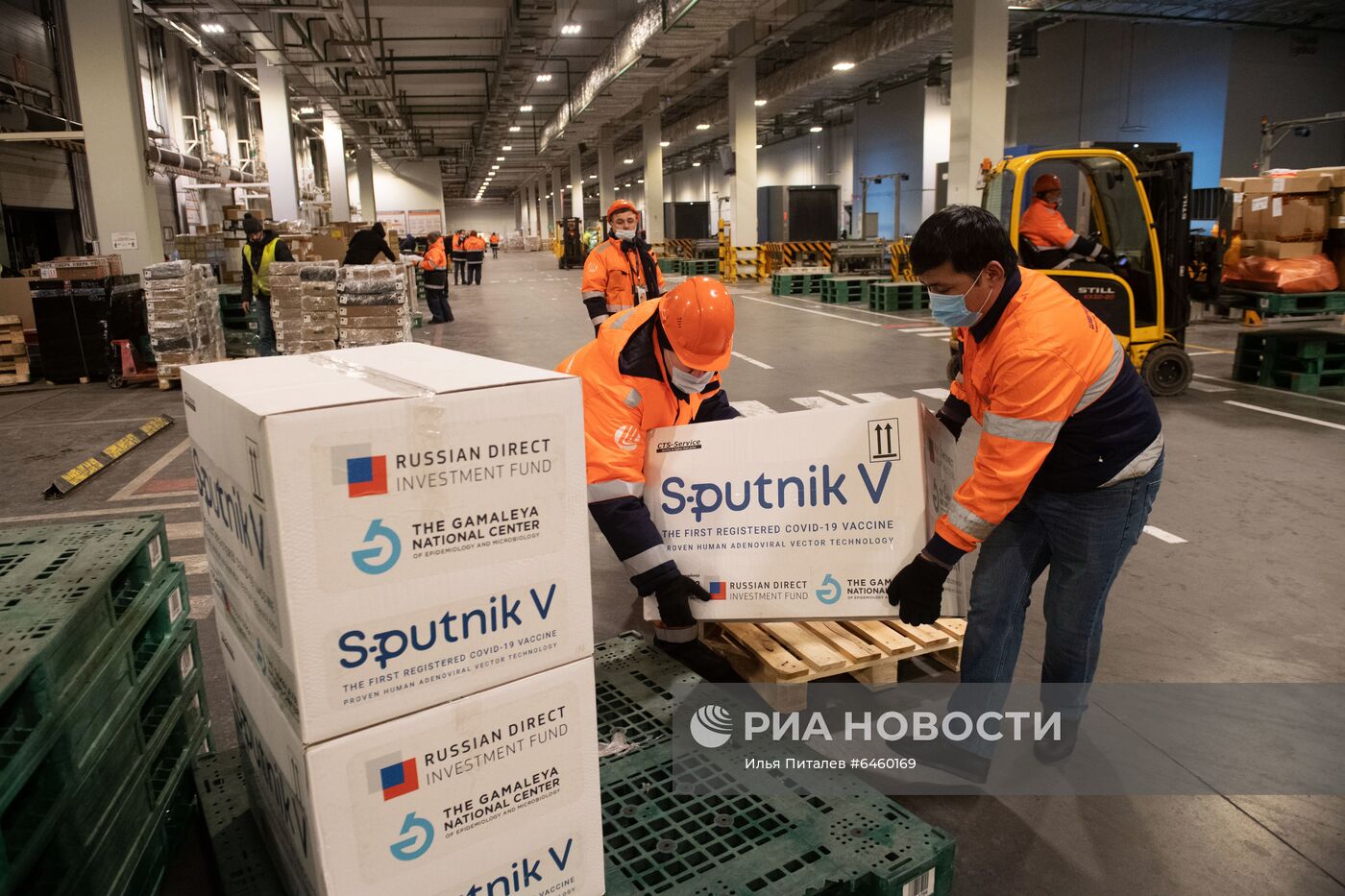 Доставка вакцины Sputnik V на склад в грузовой терминал "Москва Карго"