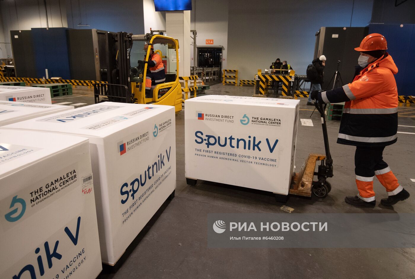 Доставка вакцины Sputnik V на склад в грузовой терминал "Москва Карго"