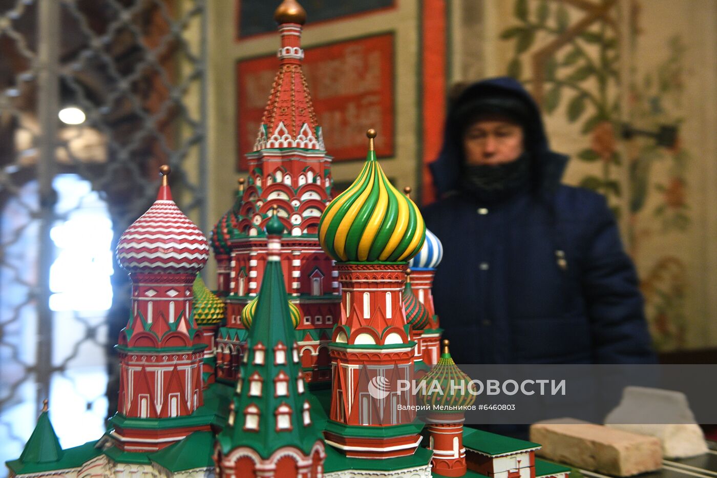 В храме Василия Блаженного появились тактильные макеты для незрячих и слабовидящих