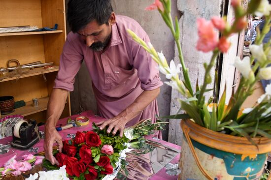 Подготовка к празднованию Дня всех влюбленных в Пакистане