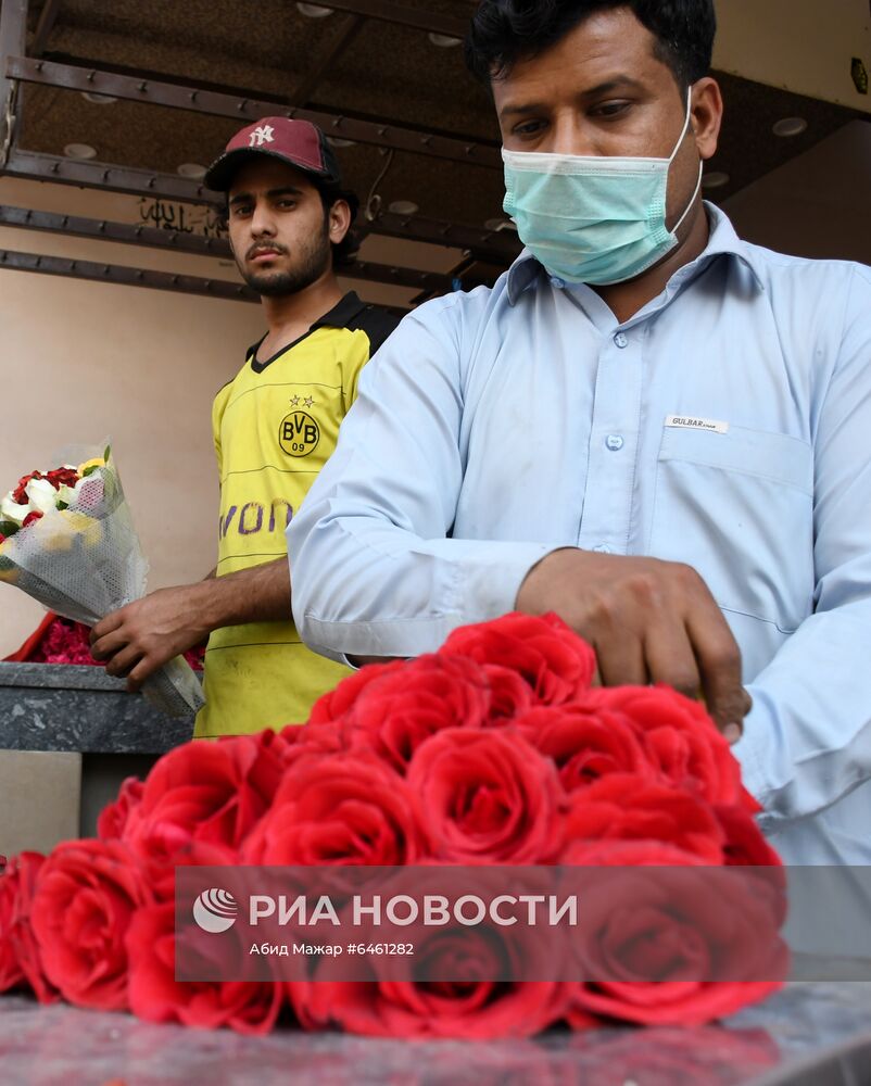 Подготовка к празднованию Дня всех влюбленных в Пакистане