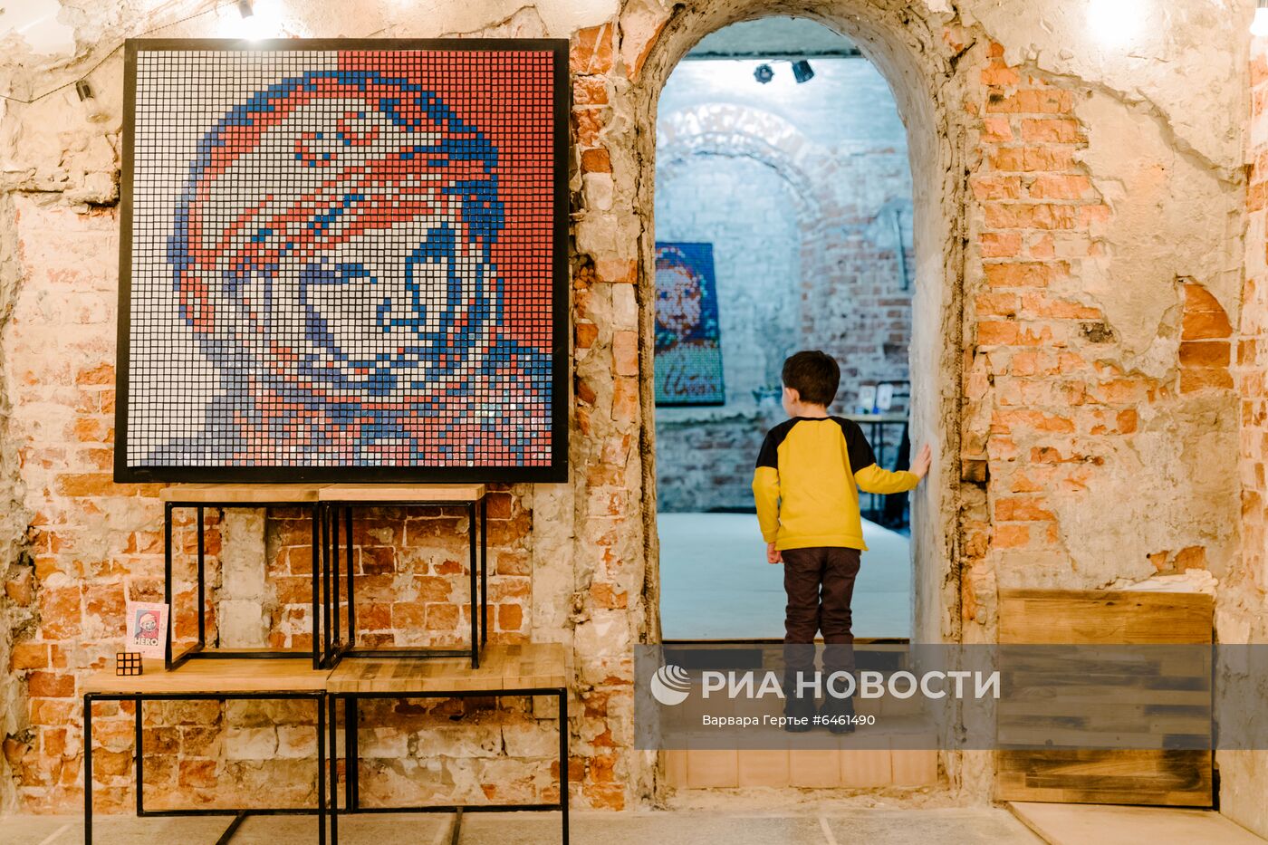 Выставка работ А. Маслова из кубиков Рубика