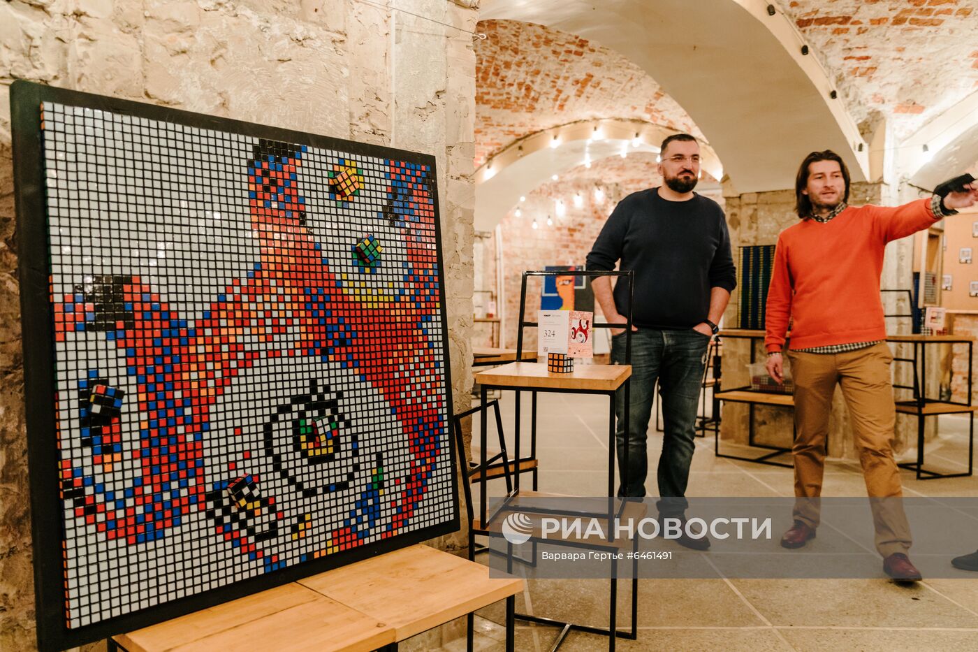 Выставка работ А. Маслова из кубиков Рубика