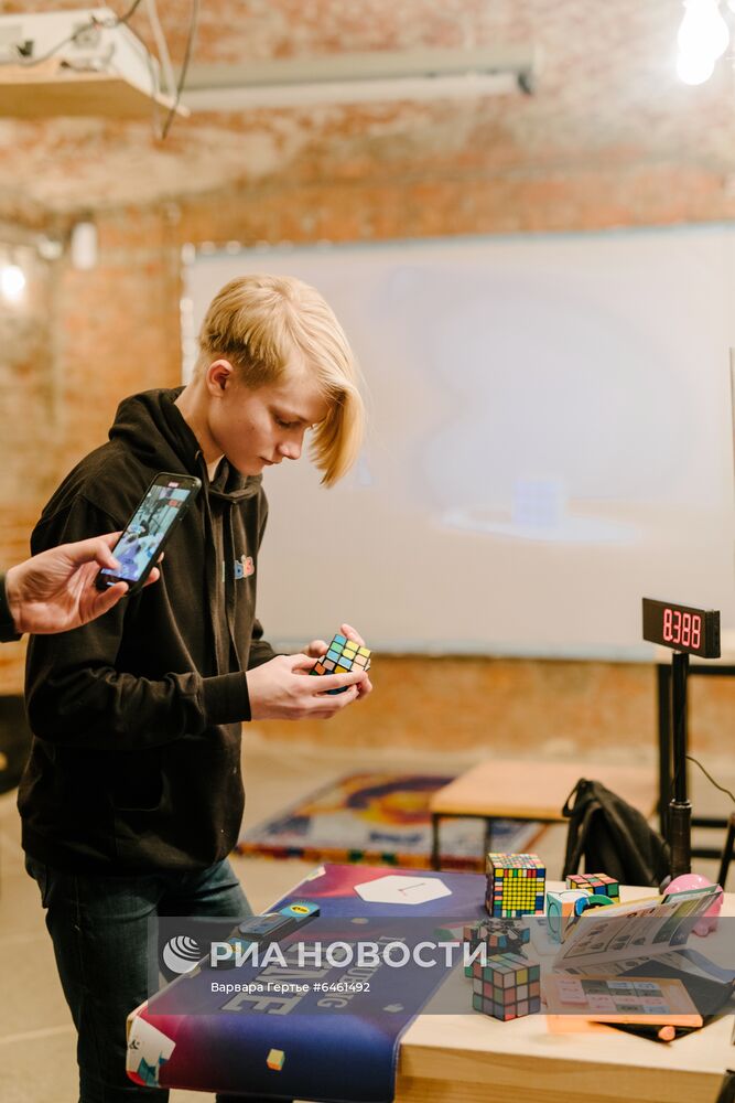 Выставка работ А. Маслова из кубиков Рубика